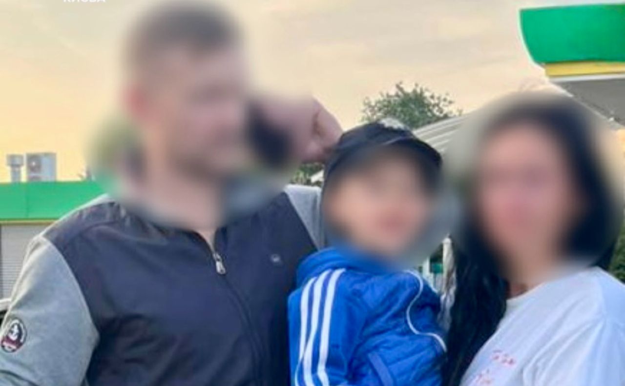 Батьки з хлопчиком. Фото: патрульна поліція Києва