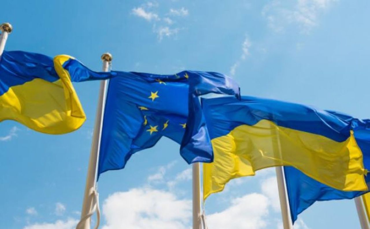 Прапори України та ЄС. Фото: