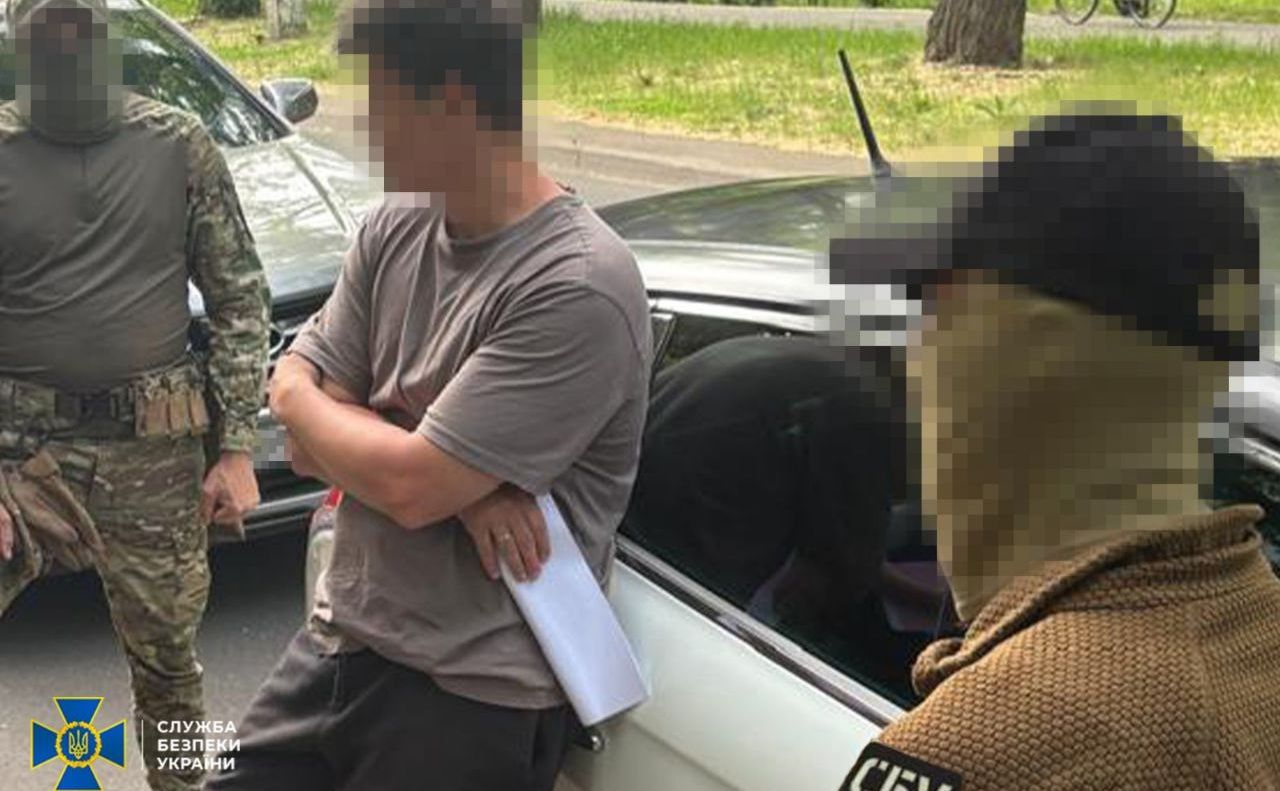 Співробітники СБУ затримали фігуранта на гарячому. Фото: СБУ
