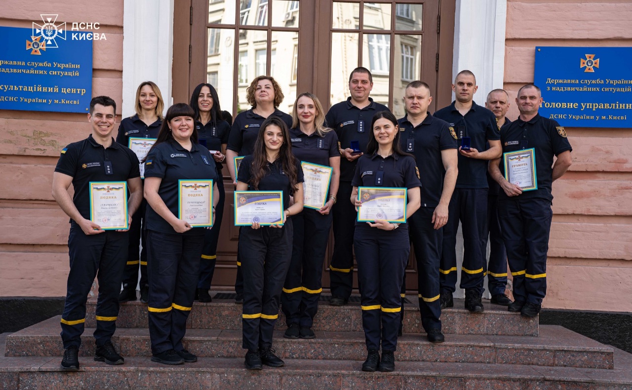 Рятувальники, які виконували складні та небезпечні завдання в умовах постійної загрози, отримали нагрудні знаки «Знак пошани». Фото: ДСНС