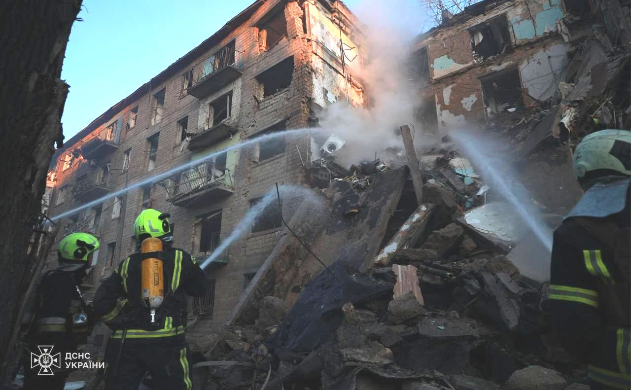 Під час ліквідації наслідків обстрілу. Фото ГУ ДСНС у Києві