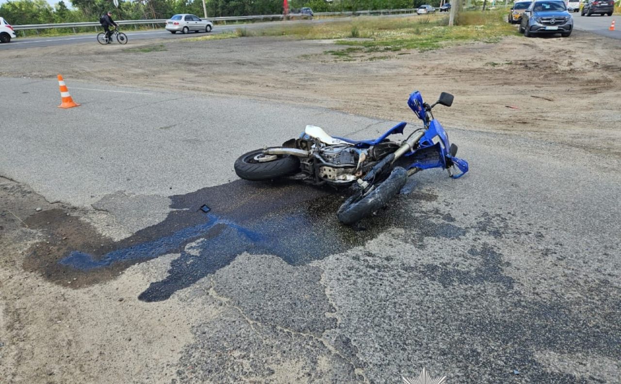 Водій двоколісного транспорту помер на місці. Фото: Нацполіція