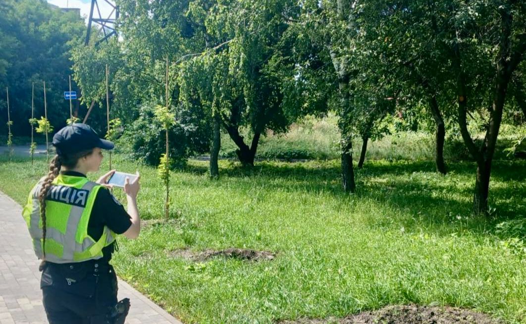 Поліція у сквері фіксує факт крадіжки дерев. Фото: КП УЗН Подільського району