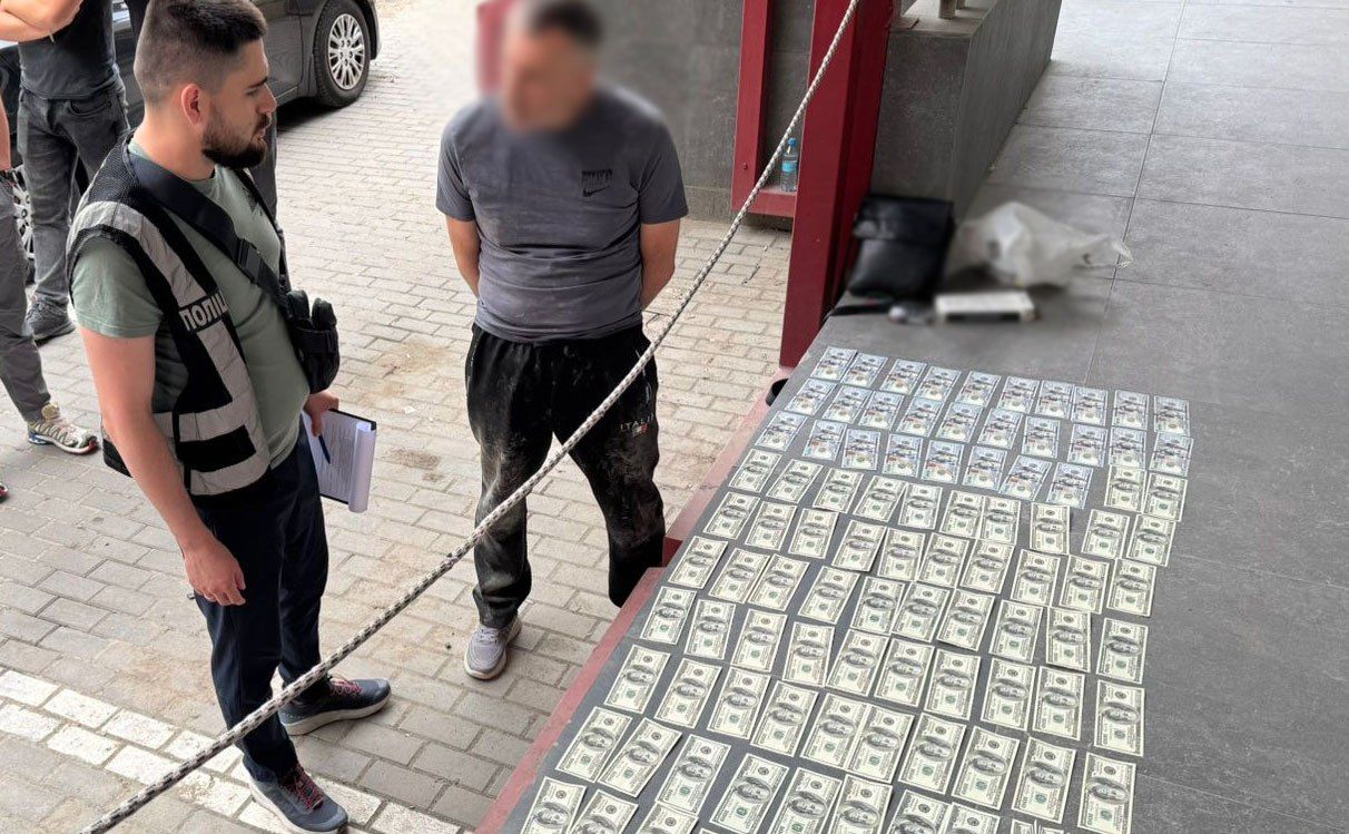 Столичні поліцейські затримали організатора «турів» для втікачів у готелі в Чернівцях. Фото: Поліція Києва