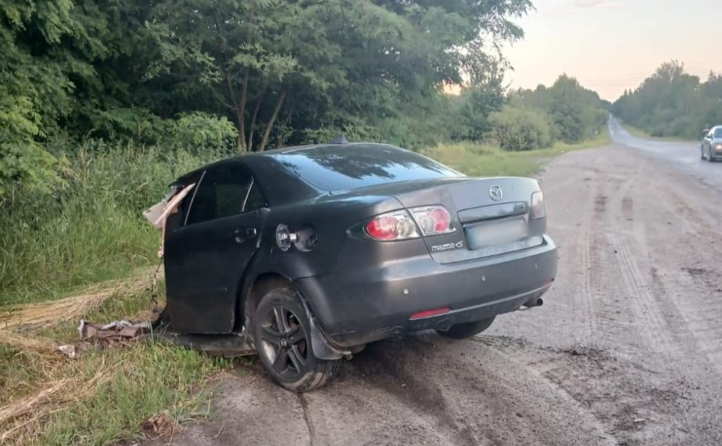 Автомобіль Mazda від удару розірвало навпіл. Фото: Нацполіція