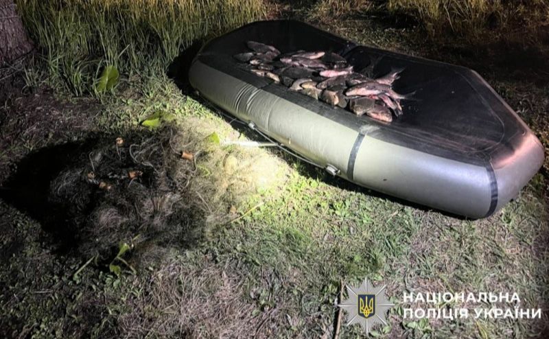 Човен браконьєра. Фото: Нацполіція