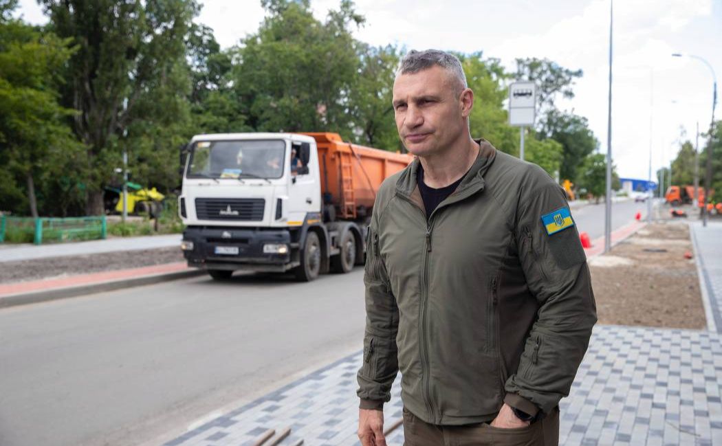 Мер Києва в Дарницькому районі на вулиці Зрошувальній, де триває ремонт. Фото: пресслужба