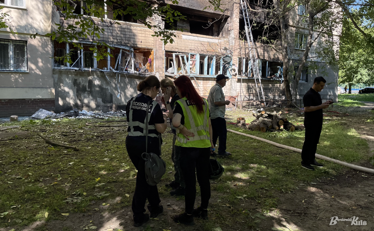 У Києві триває ліквідація наслідків ворожої атаки. Фото: Анна Мещерякова