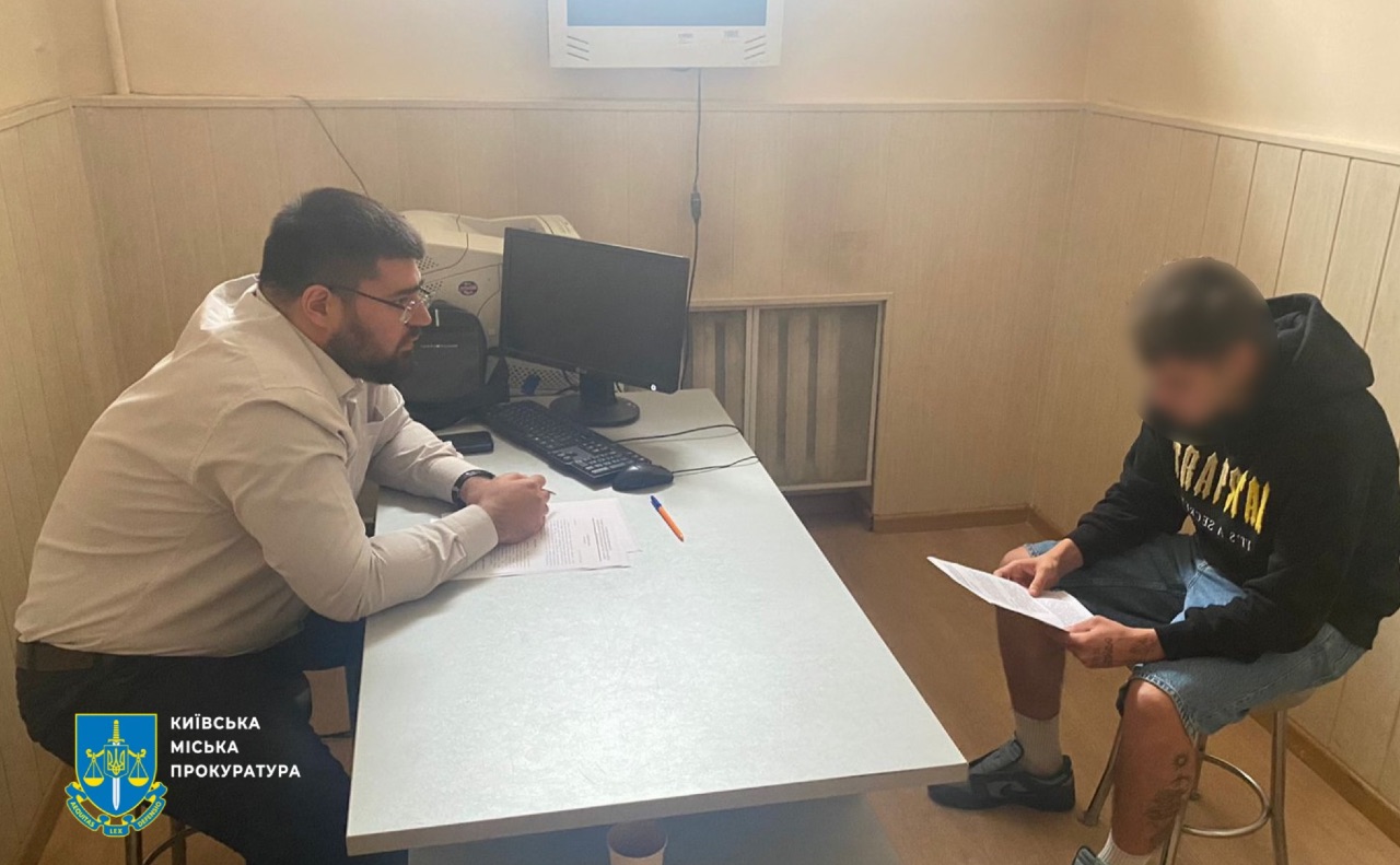 Правоохоронці перевіряють, чи причетний молодик до інших схожих випадків у столиці. Фото: прокуратура