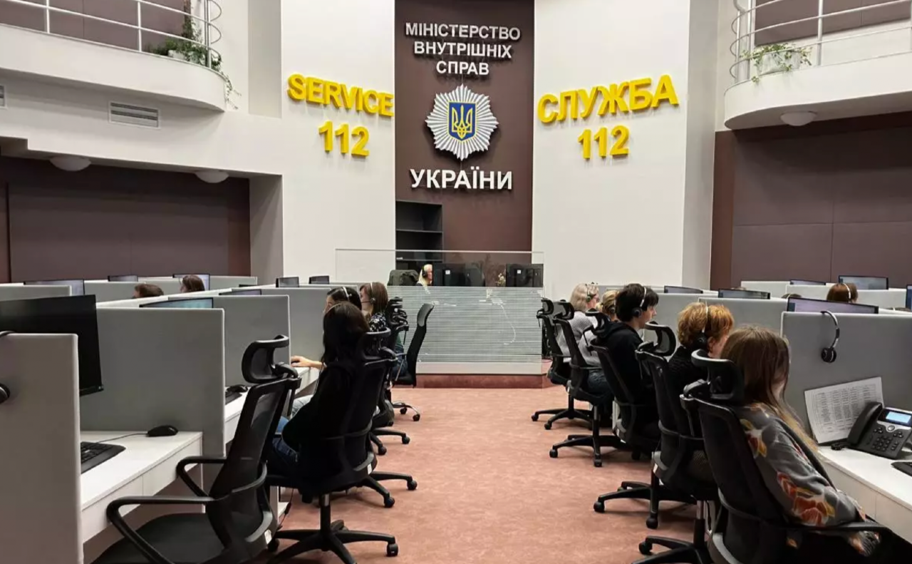 На лінію звертаються й іноземці — зафіксовано майже 700 таких дзвінків. Фото: МВС