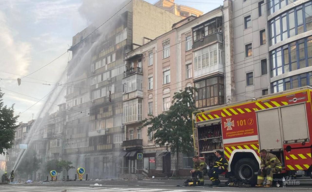 Рятувальники гасять пожежу у дев’ятиповерхівці. Фото: Аліна Ворушило