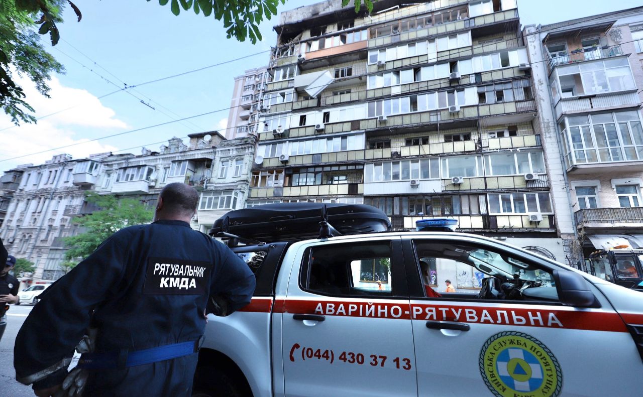 Рятувальники КАРС на місці прибирають наслідки ворожої атаки. Фото: КМДА