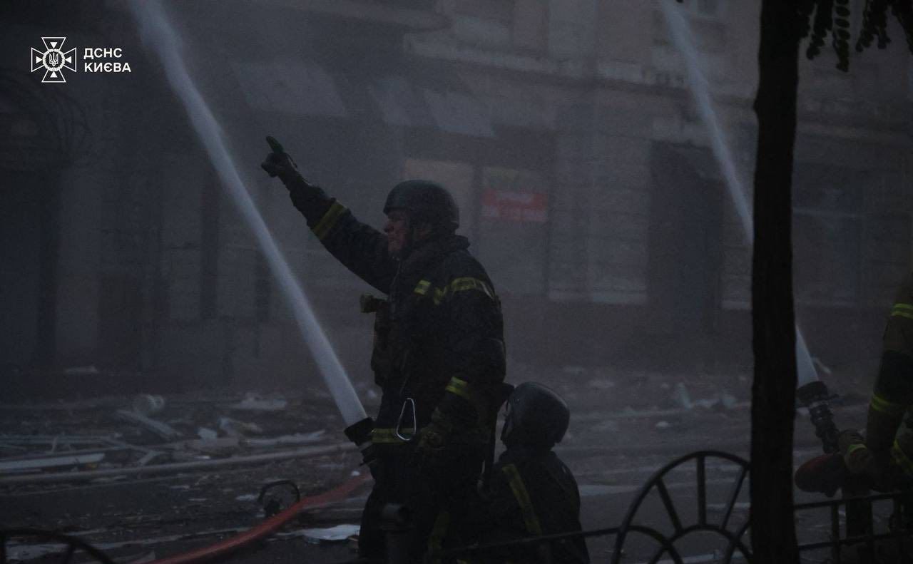 Рятувальники цієї ночі. Фото: ГУ ДСНС у місті Києві