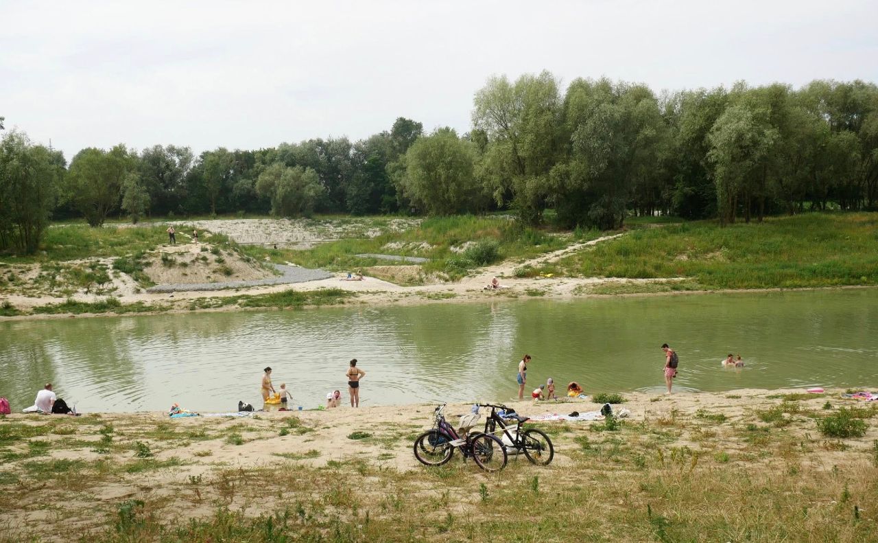 Люди відпочивають на озері Синьому. Фото КП «Плесо»