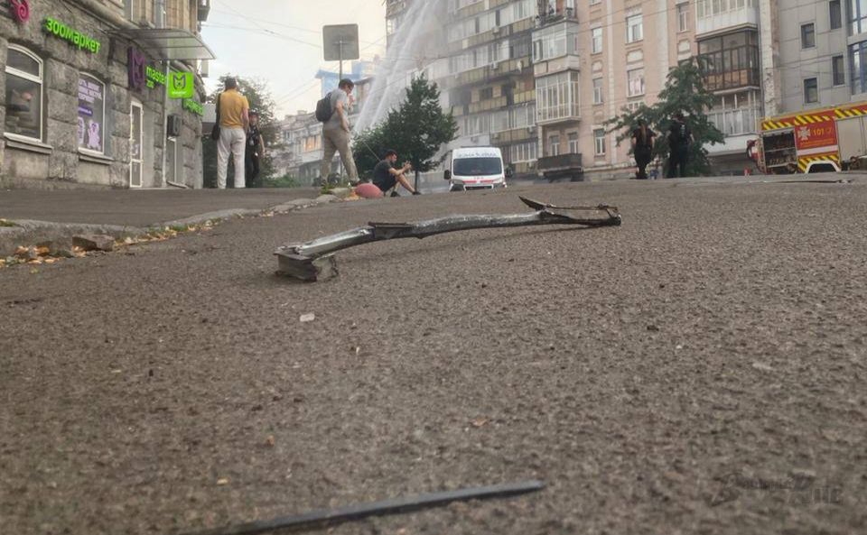 Дорог перекривають для того, аби прибрати після наслідків нічного обстрілу. Фото: Аліна Ворушило