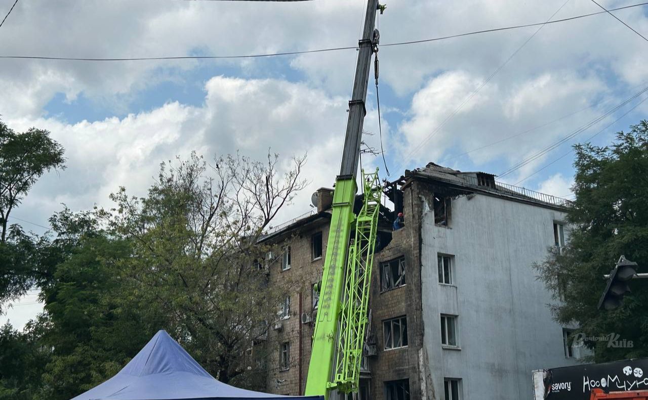 Зруйнована атакою квартира у будинку по улиці Деревлянській. Фото: Олександра Плакіна