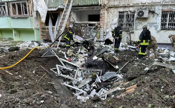 Наслідки ворожого удару по обласному центру. Фото: Чернівецька ОВА