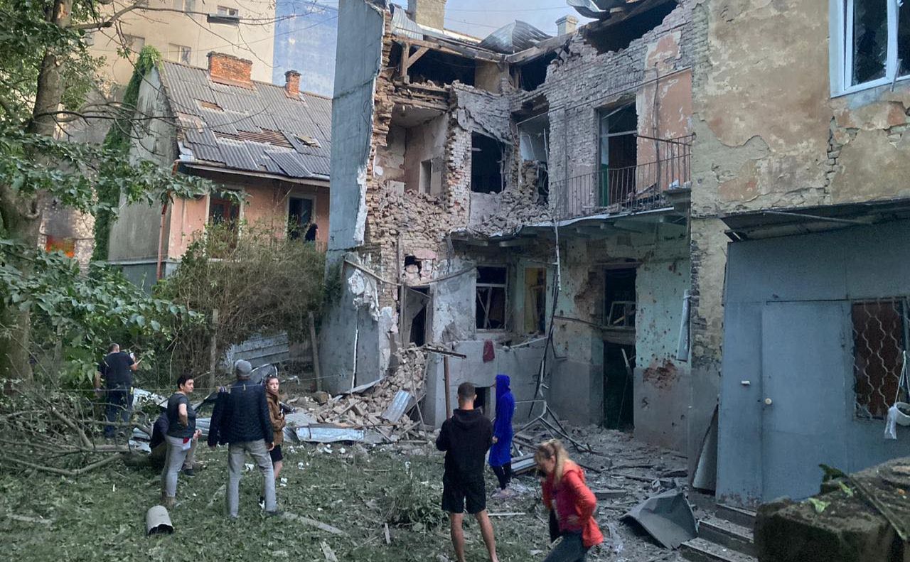 У напівзруйнованому будинку стався витік газу та води. Фото: Львівська міська рада