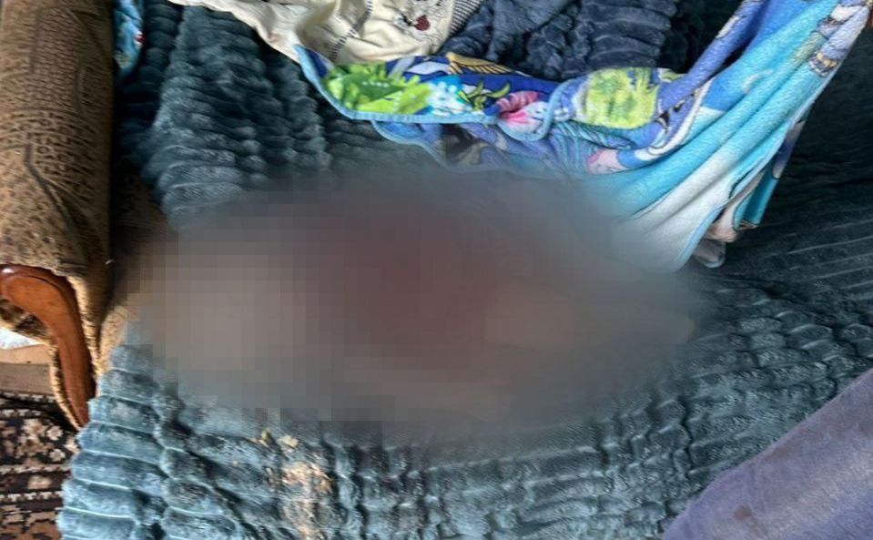 Тіло однорічного Дмитрика, загиблого від удару російського дрона. Фото: Херсонська ОВА
