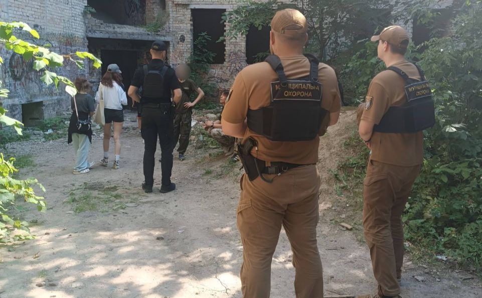 З підлітками роз’яснювальну бесіду. Фото: Муніципальна охорона