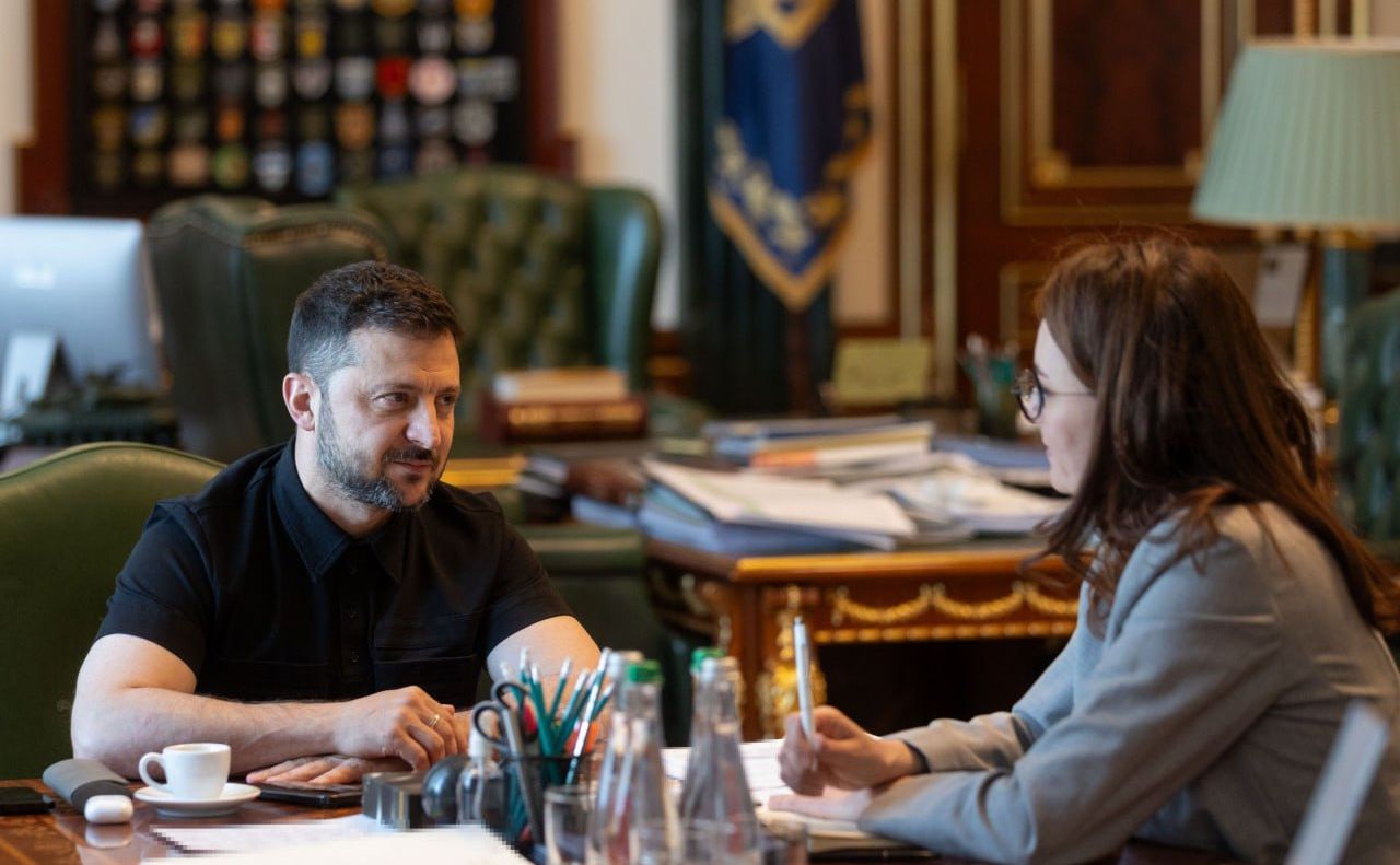Президент України під час спілкування з віце-прем’єрміністеркою Юлією Свириденко. Фото: ОП