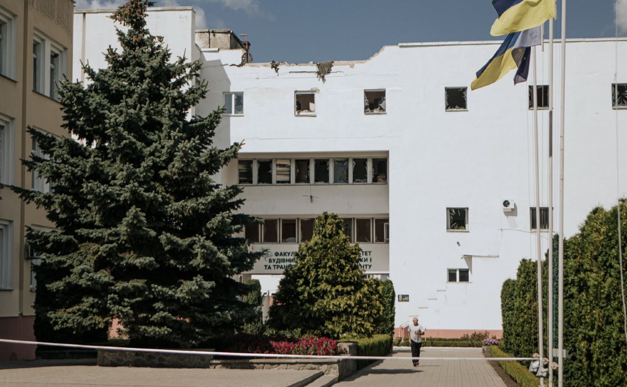 На території університету пошкоджені корпуси. Фото: Сумська ОВА