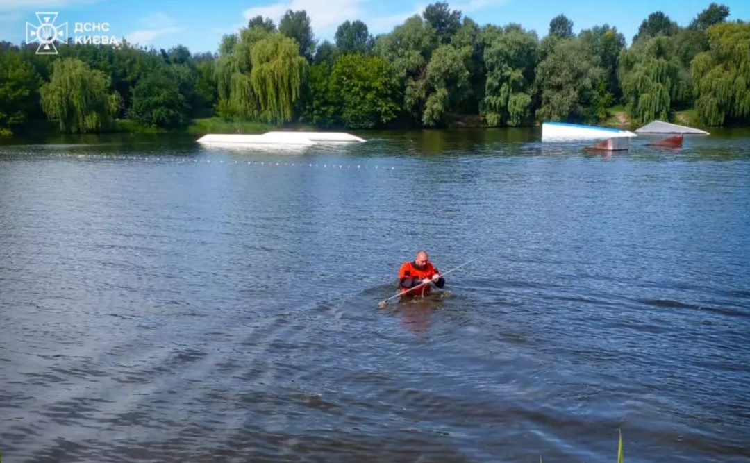 Тіло діставав водолаз. Фото: ГУ ДСНС у місті Києва