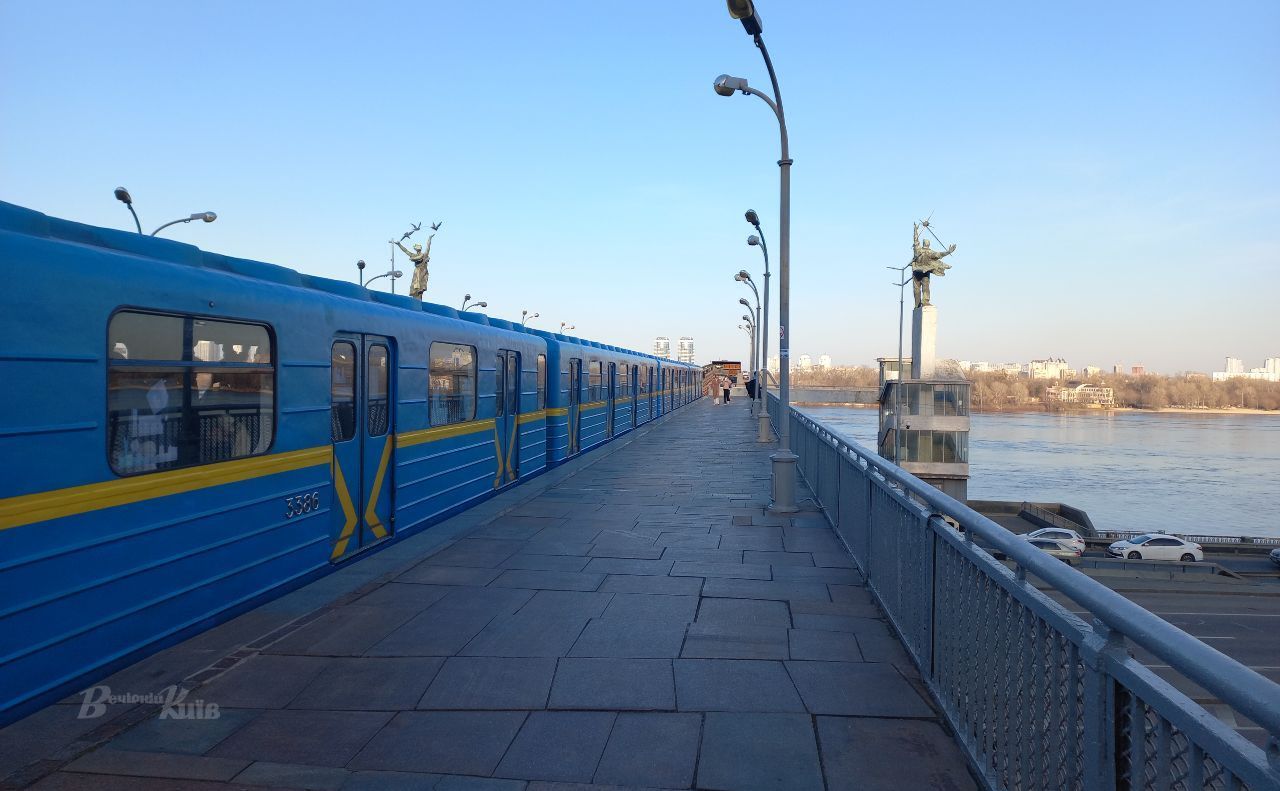 Червона лінія метро. Фото: Борис Корпусенко
