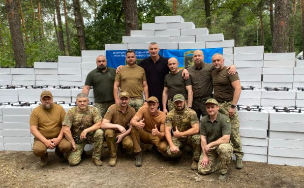 Дрони стали ефективною зброєю на передовій для воїнів. Фото: пресслужба мера