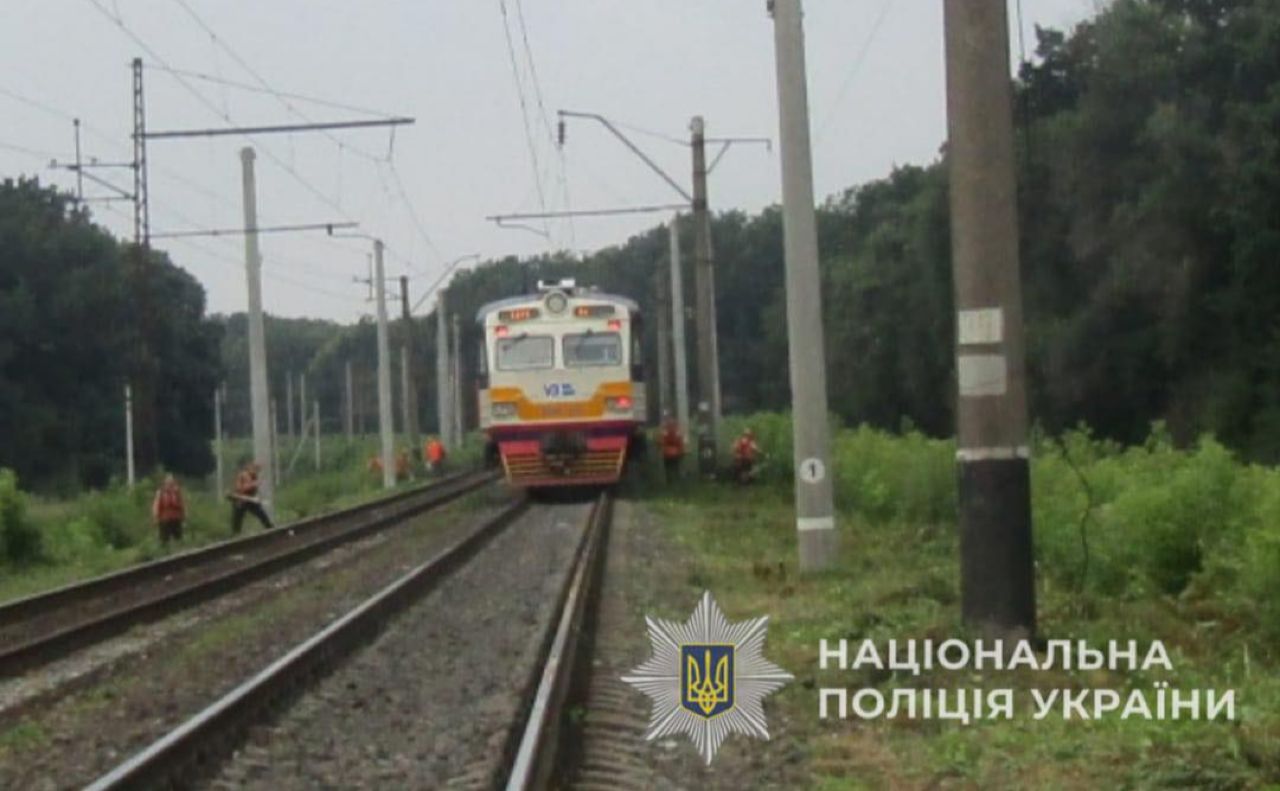 Чоловіка збили на залізничному переїзді. Фото: Національна поліція