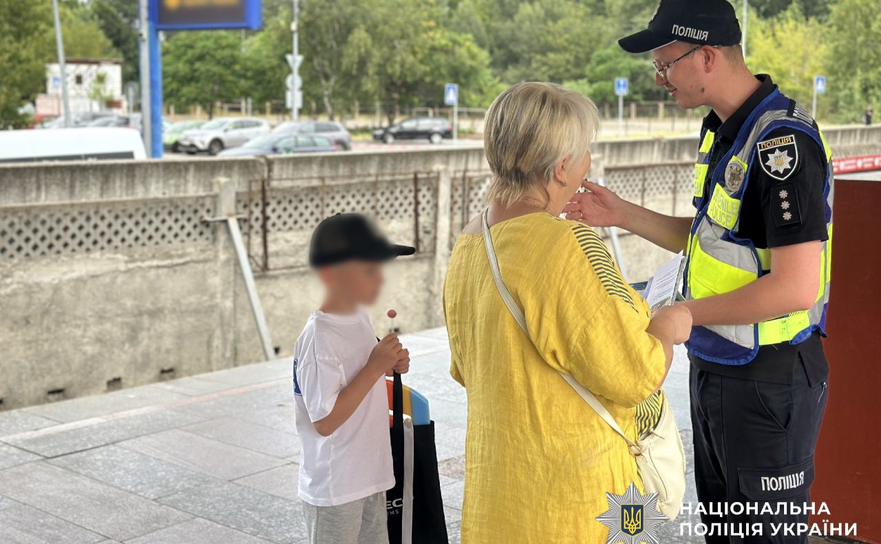 На станції метро «Гідропарк» поліцейський спілкується з юним рибалкою. Фото: Нацполіція