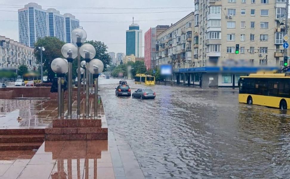 Проїжджа частина на Галицькій площі у Києві. Фото: Олексій Білошицький