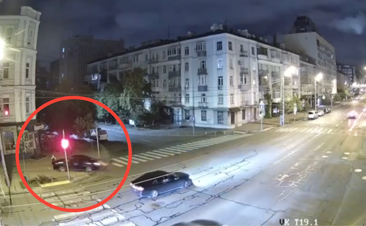Водій збив жінку та втік. Фото з камер відеоспостереження
