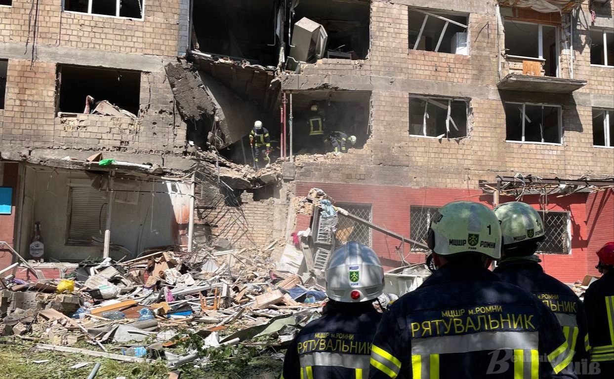 Рятувальники біля небезпечного будинка після обстрілу рф на Солом’янці. Фото: Ганна Мещерякова