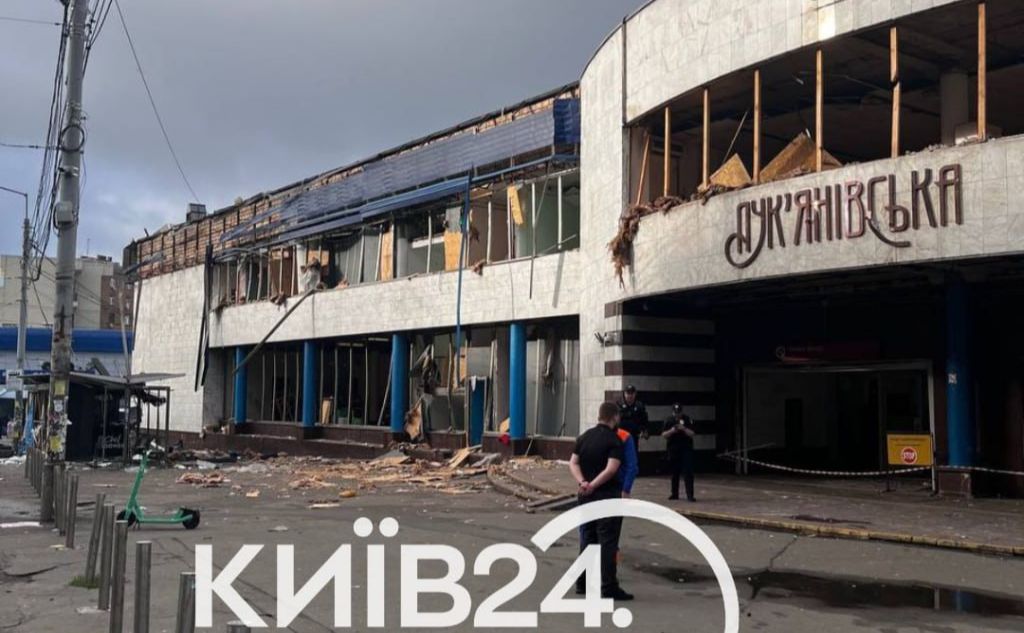 Пошкоджений нааземний блок метро «Лук’янівська». Фото: ТК Київ24