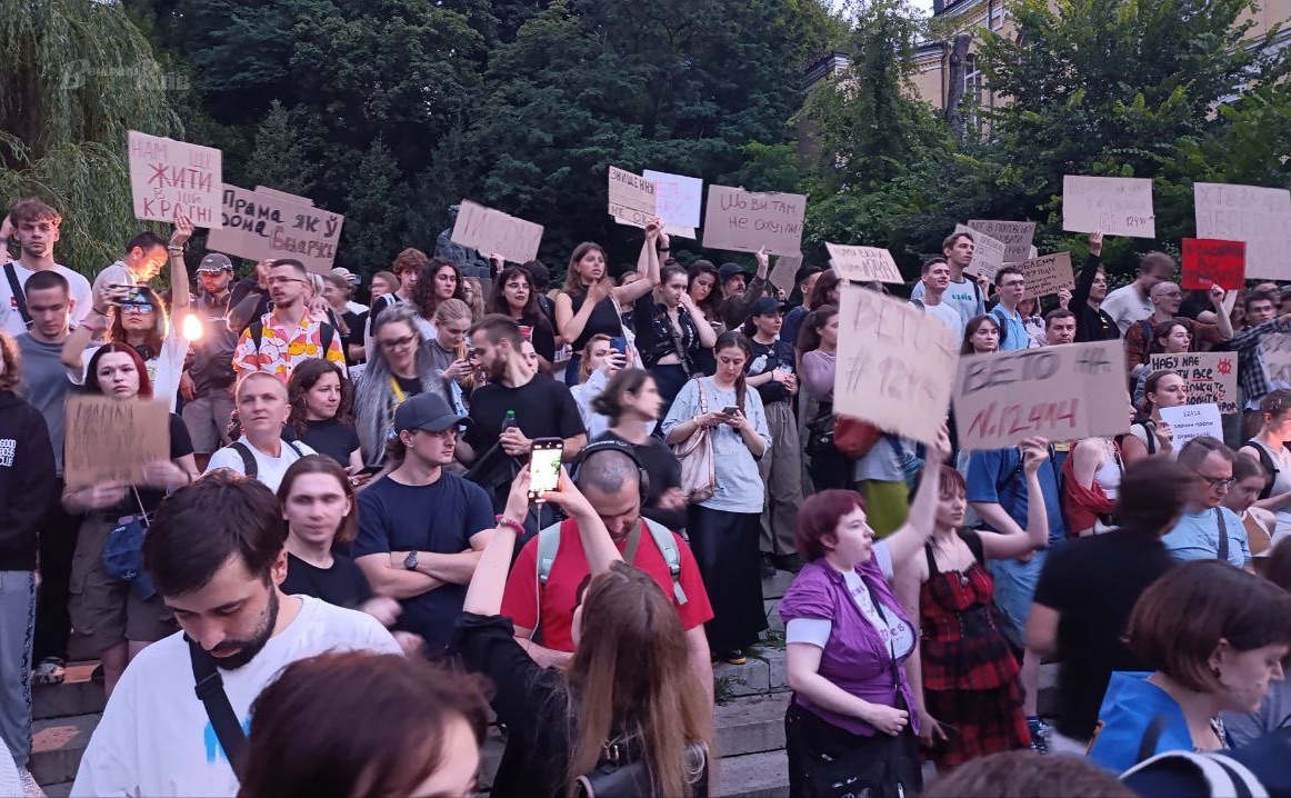 Акції тривають щовечора. Фото: Вечірній Київ
