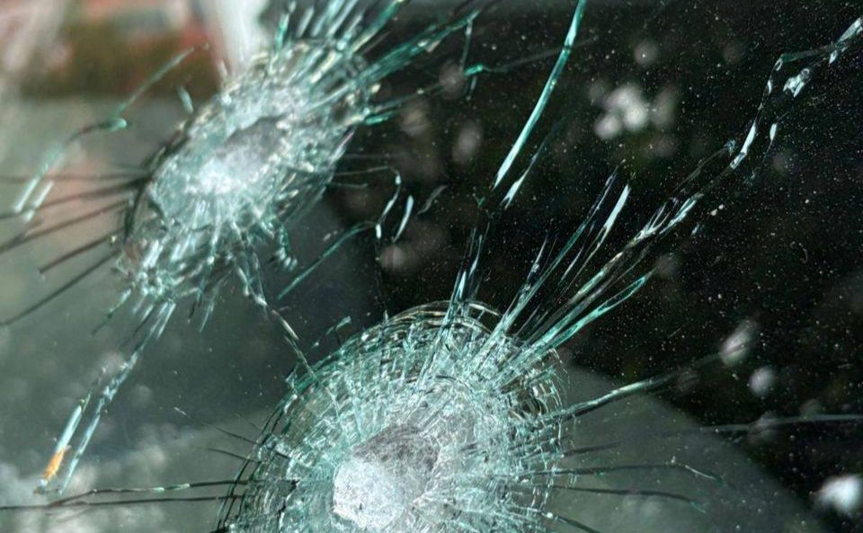 Вранці на Подолі чоловік обстріляв авто