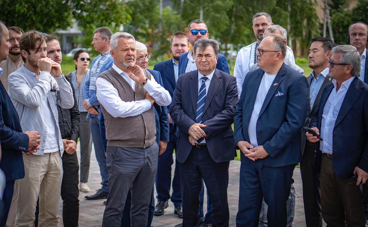 Дипломати в Бучі. Фото: Бучанська міськрада