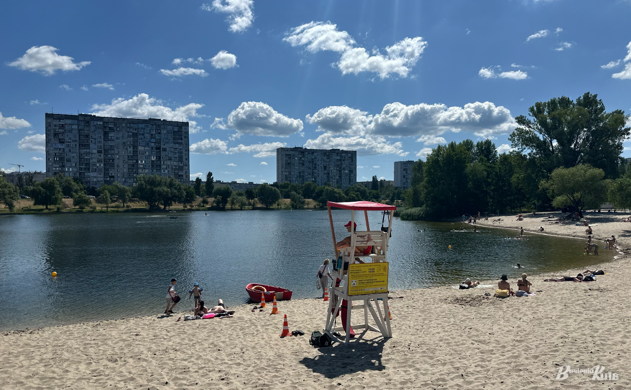 Кияни на пляжі озера Тельбін. Фото: Даша Гришина