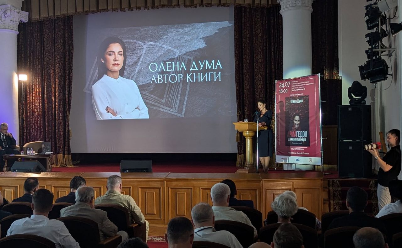 Олена Дума розповідає про свою першу книгу. Фото: сторінка Івана Степуріна/ Facebook