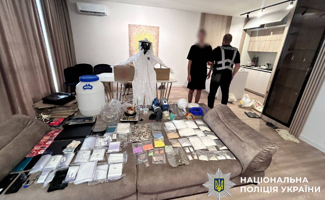 Вилучені під час обшуку заборонені речовини. Фото: поліція Києва
