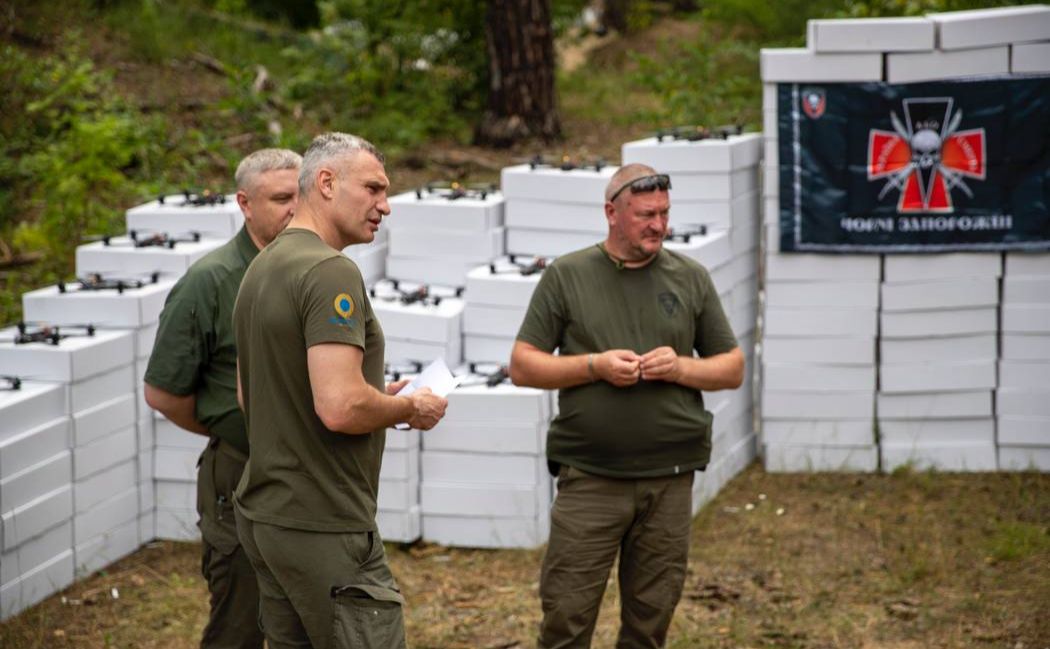 Мер Києва запевнив, що столиця й надалі продовжить допомагати воїнам. Фото: пресслужба Кличка