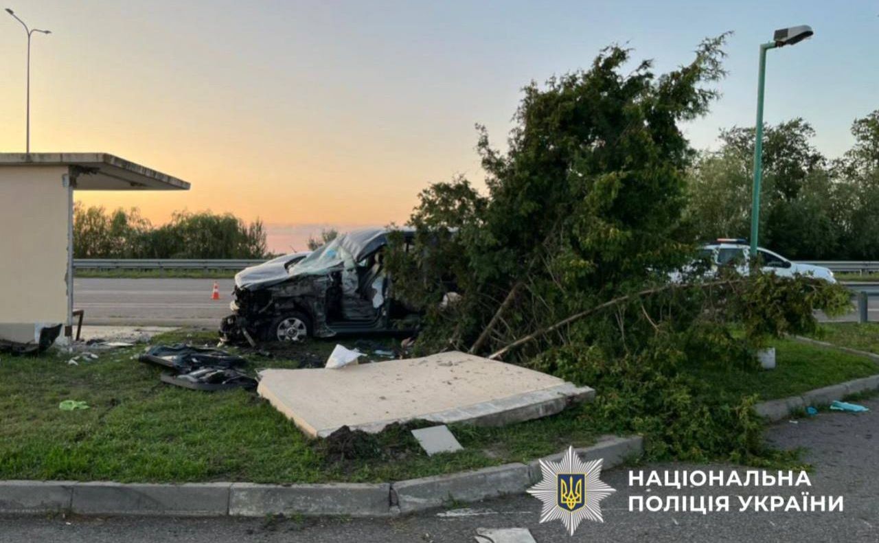 Водій Volkswagen був напідпитку й в’їхав у зупинку. Фото: Нацполіція