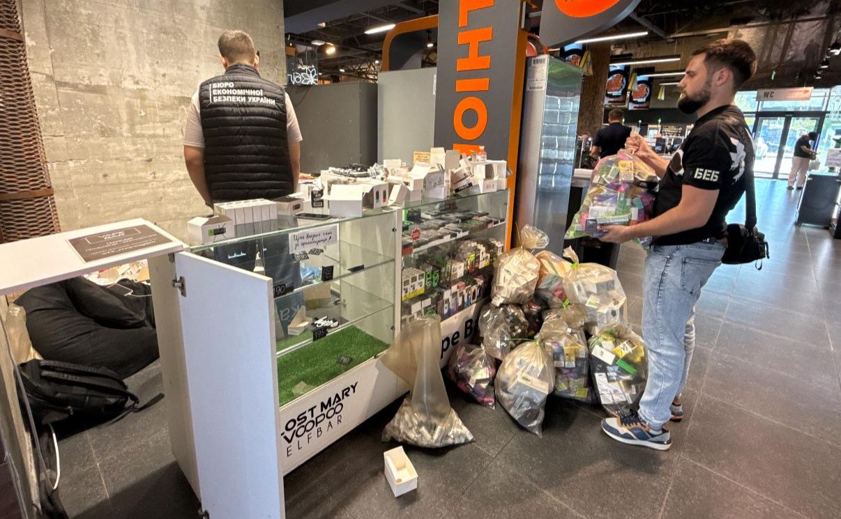 Детективи вилучили продукції на понад 8 мільйонів гривень. Фото: ТУ БЕБ у Києві