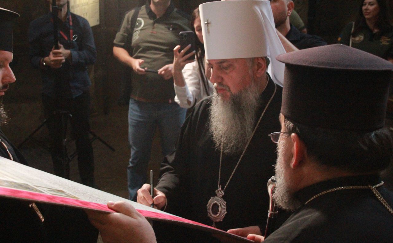 Митрополит Епіфній підписує копію історичного документа. Фото: НЗ «Софія Київська»