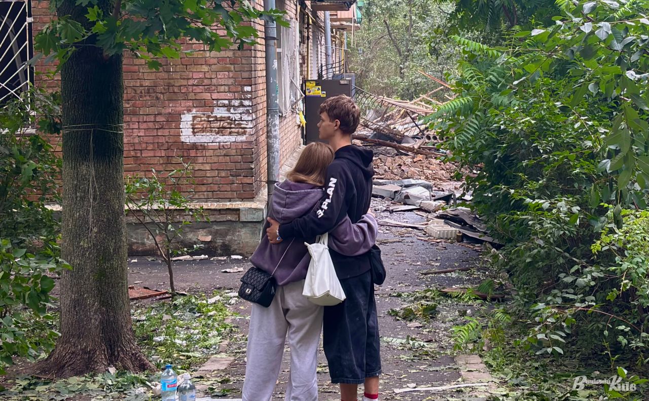 Молодь біля свого будинку, пошкодженого ракетним обстрілом рф. Фото: Анна Білоус