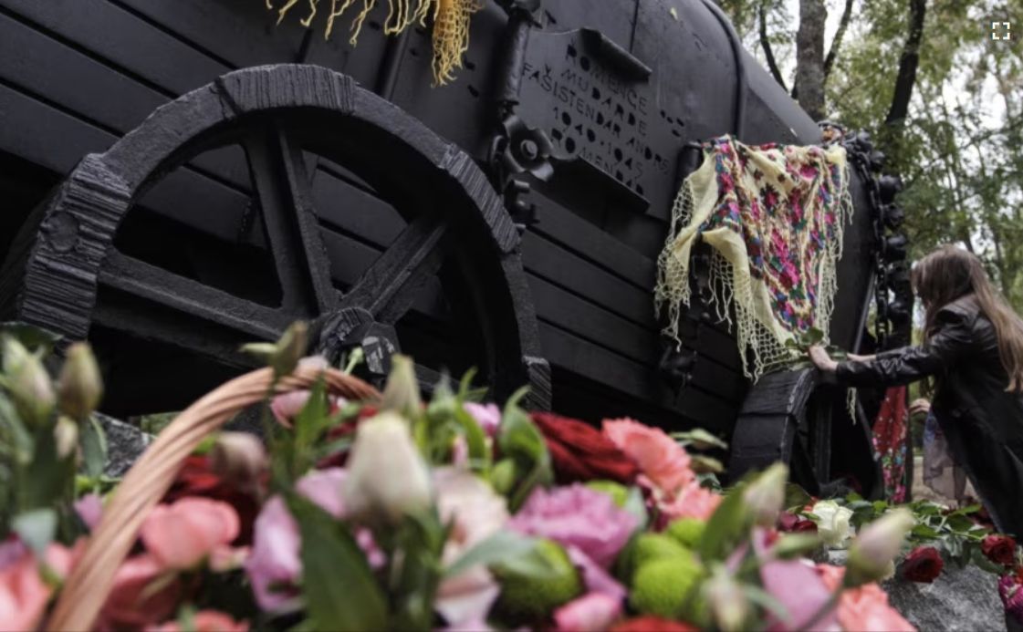 Пам’ятні заходи біля «Ромської кибитки». Фото: Сергій Нужненко