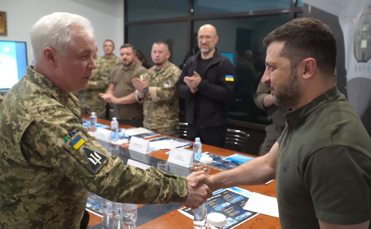 Анатолій Кривоножко та Володимир Зеленський. Фото: Командування повітряних сил ЗСУ
