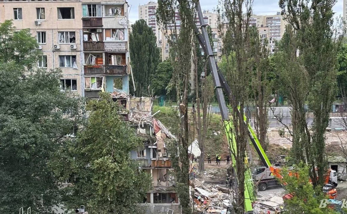 Будинок у який поцілила російська ракета. Фото: Анна Білоус