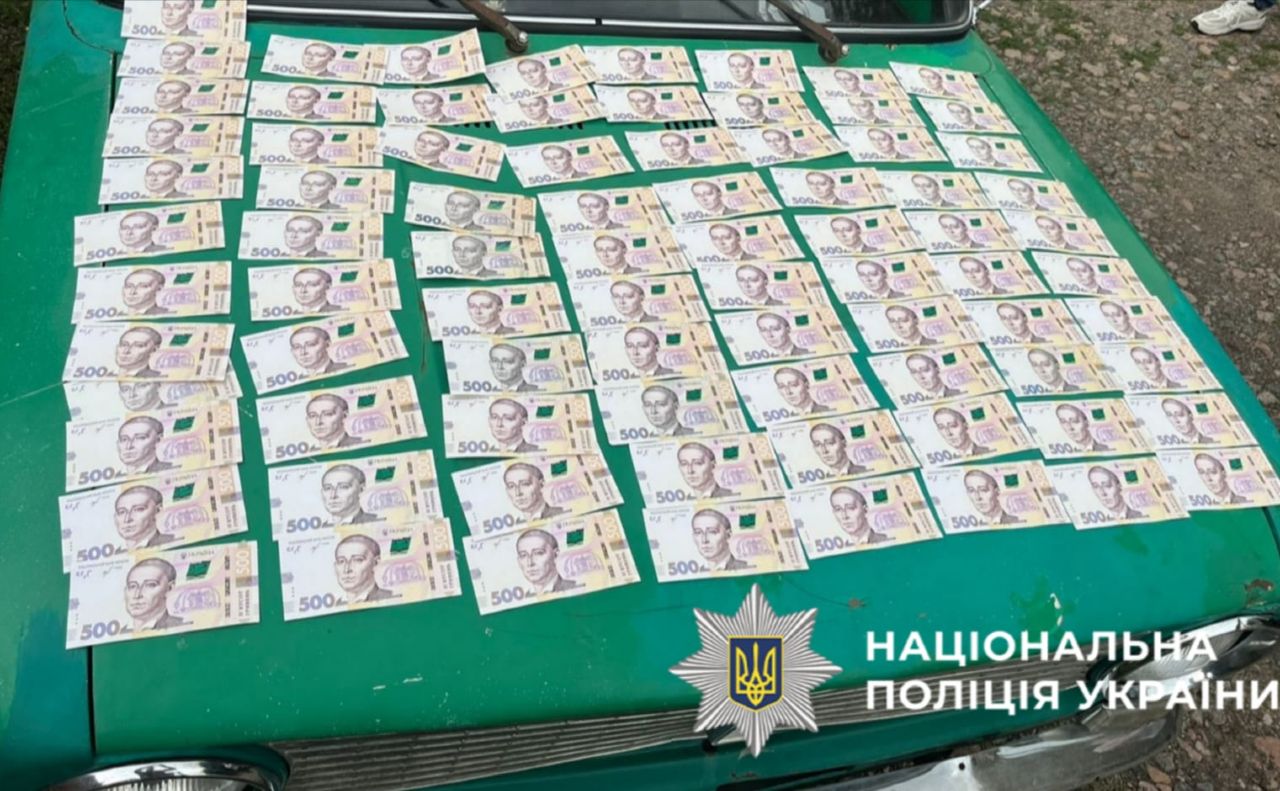 Під час обшуку знайшли готівку. Фото: поліція Київщини